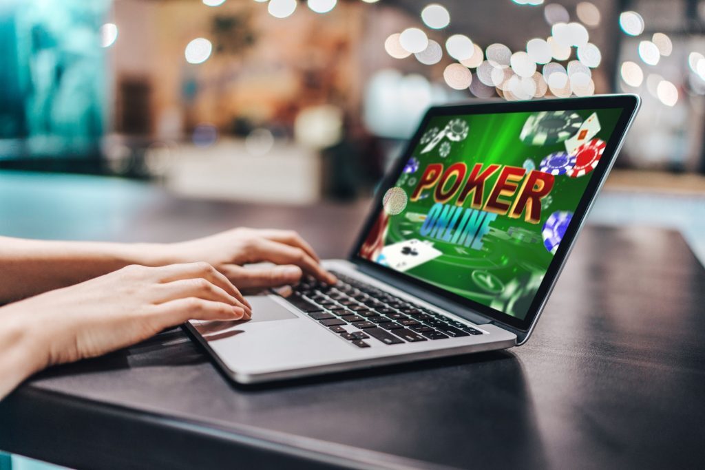 Online poker played on a laptop